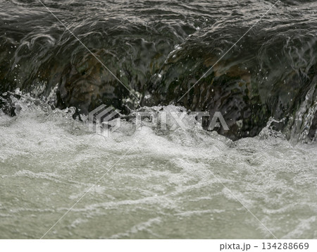 川に設置された魚道の風景 134288669