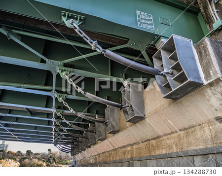 橋の下部に設置された落橋防止装置【緩衝チェーン】 134288730