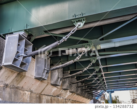 橋の下部に設置された落橋防止装置【緩衝チェーン】 134288732