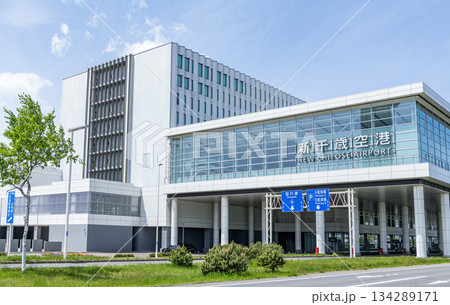 北海道（千歳市・苫小牧市）　北海道の空の玄関口　快晴の新千歳空港 134289171