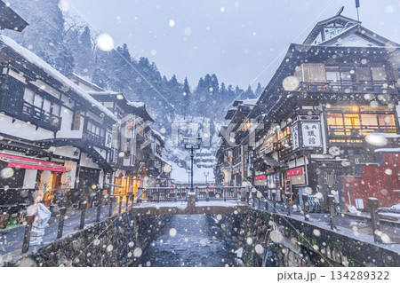 銀山温泉　冬　雪　（山形県） 134289322