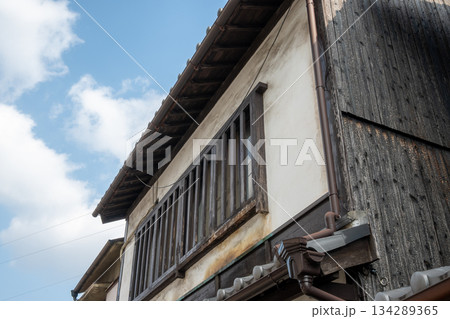 日本の岡山県倉敷市の白壁の美しいレトロな町並み 134289365