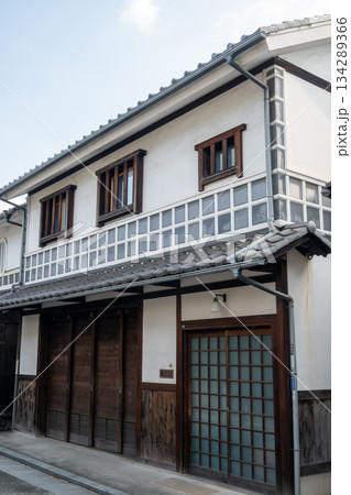 日本の岡山県倉敷市の白壁の美しいレトロな町並み 134289366