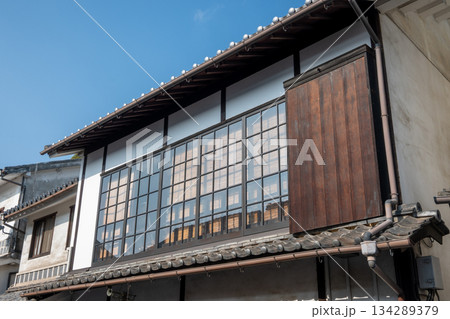 日本の岡山県倉敷市の白壁の美しいレトロな町並み 134289379