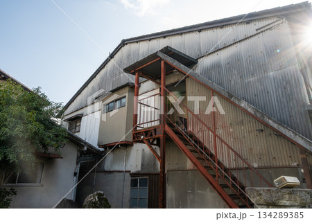 日本の岡山県倉敷市の白壁の美しいレトロな町並み 134289385