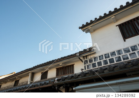 日本の岡山県倉敷市の白壁の美しいレトロな町並み 日本の岡山県倉敷市の白壁の美しいレトロな町並み 134289392
