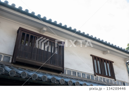 日本の岡山県倉敷市の白壁の美しいレトロな町並み 日本の岡山県倉敷市の白壁の美しいレトロな町並み 134289446