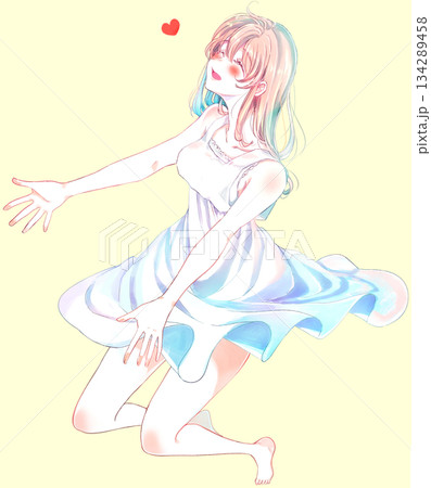 両手を広げる幸せそうな女性　恋愛　全身 134289458