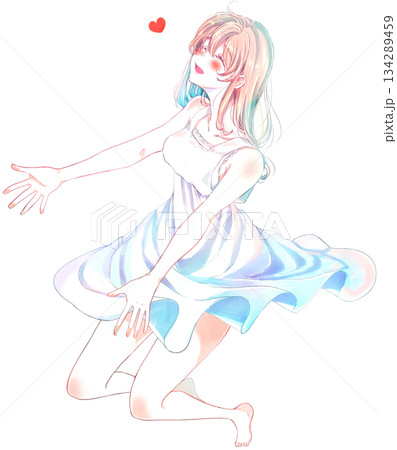 両手を広げる幸せそうな女性　恋愛　全身 134289459
