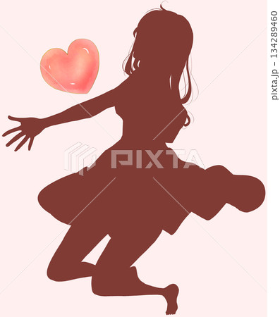 両手を広げる幸せそうな女性とハート　恋愛　全身　シルエット 134289460