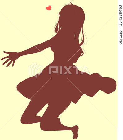 両手を広げる幸せそうな女性　恋愛　全身　シルエット 134289463