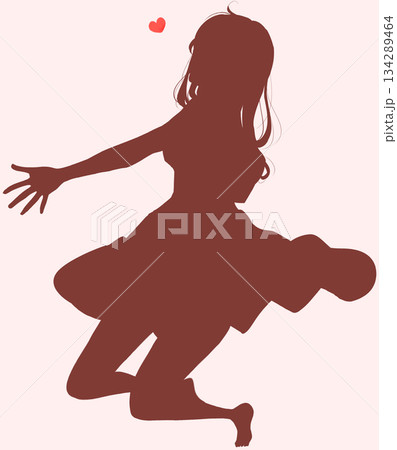 両手を広げる幸せそうな女性　恋愛　全身　シルエット 134289464