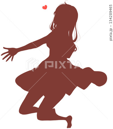 両手を広げる幸せそうな女性　恋愛　全身　シルエット 134289465