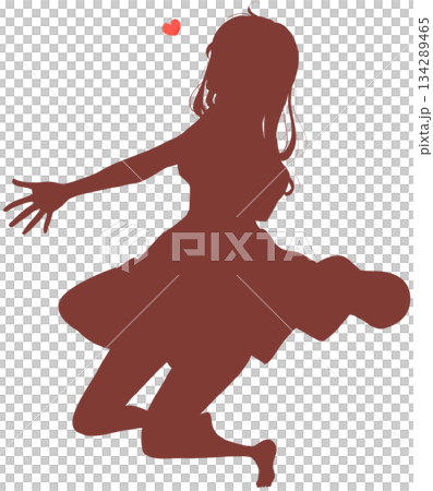 快樂的女人張開雙臂，充滿愛意，展現出完整的身形輪廓 134289465