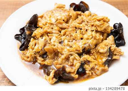 美味しい中華料理、きくらげ玉子豚肉炒め 134289478