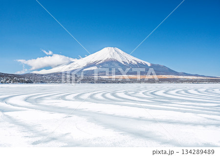 山中湖　雪　珍しい現象「氷紋」と富士山 134289489
