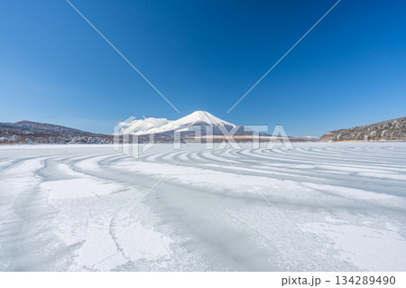 山中湖 雪 珍しい現象「氷紋」と富士山 山中湖 雪 珍しい現象「氷紋」と富士山 134289490