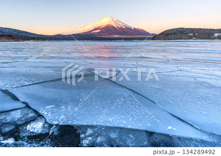 紅富士　山中湖　氷結　赤富士 134289492