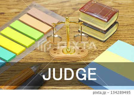 天秤とジャッジと書かれた文字素材 134289495