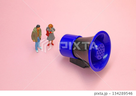拡声器で声を上げる人達 134289546