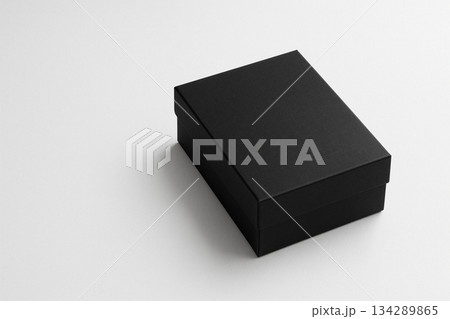 白背景に置いた黒いパッケージ箱のモックアップ 134289865