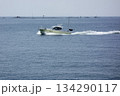 神奈川県逗子市：逗子・葉山：真夏の日小型船が葉山沖を軽やかに航行している 134290117