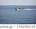 神奈川県逗子市：逗子・葉山：真夏の日小型船が葉山沖を軽やかに航行している 134290118