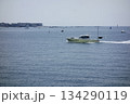 神奈川県逗子市：逗子・葉山：真夏の日小型船が葉山沖を軽やかに航行している 134290119