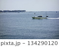 神奈川県逗子市：逗子・葉山：真夏の日小型船が葉山沖を軽やかに航行している 134290120