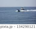 神奈川県逗子市：逗子・葉山：真夏の日小型船が葉山沖を軽やかに航行している 134290121