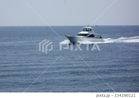 神奈川県逗子市：逗子・葉山：真夏の日小型船が葉山沖を軽やかに航行している 134290121