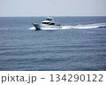 神奈川県逗子市：逗子・葉山：真夏の日小型船が葉山沖を軽やかに航行している 134290122