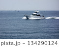 神奈川県逗子市：逗子・葉山：真夏の日小型船が葉山沖を軽やかに航行している 134290124