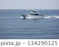 神奈川県逗子市：逗子・葉山：真夏の日小型船が葉山沖を軽やかに航行している 134290125