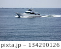 神奈川県逗子市：逗子・葉山：真夏の日小型船が葉山沖を軽やかに航行している 134290126