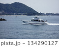 神奈川県逗子市：逗子・葉山：真夏の日小型船が葉山沖を軽やかに航行している 134290127