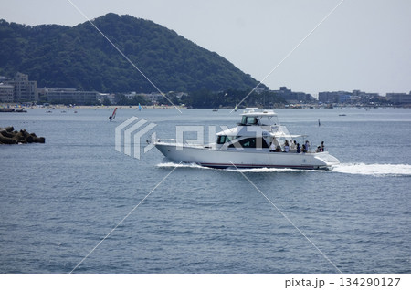 神奈川県逗子市:逗子・葉山:真夏の日小型船が葉山沖を軽やかに航行している 神奈川県逗子市:逗子・葉山:真夏の日小型船が葉山沖を軽やかに航行している 134290127