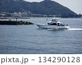 神奈川県逗子市：逗子・葉山：真夏の日小型船が葉山沖を軽やかに航行している 134290128