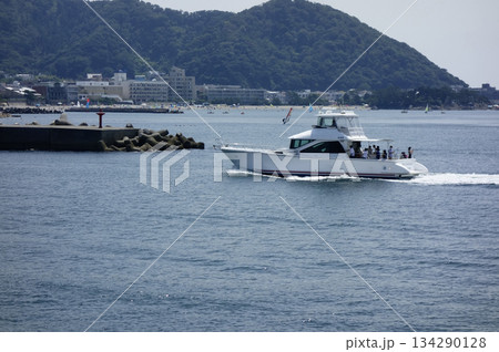 神奈川県逗子市：逗子・葉山：真夏の日小型船が葉山沖を軽やかに航行している 134290128