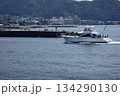 神奈川県逗子市：逗子・葉山：真夏の日小型船が葉山沖を軽やかに航行している 134290130