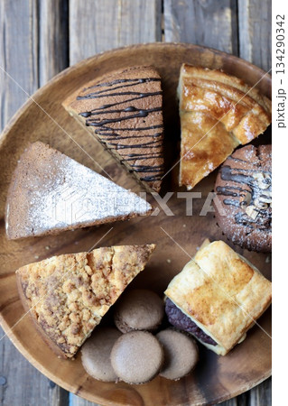 色々な種類の焼き菓子を乗せたアカシアプレート 134290342