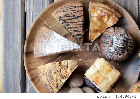 色々な種類の焼き菓子を乗せたアカシアプレート 色々な種類の焼き菓子を乗せたアカシアプレート 134290343