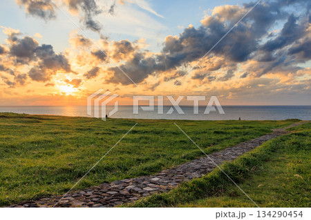 秋の入道崎から見た夕日　秋田県男鹿市 134290454
