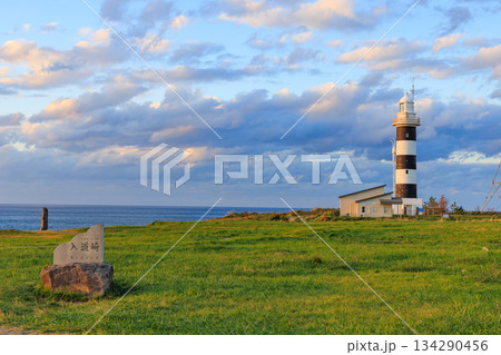 夕刻時の秋の入道埼灯台 秋田県男鹿市 夕刻時の秋の入道埼灯台 秋田県男鹿市 134290456