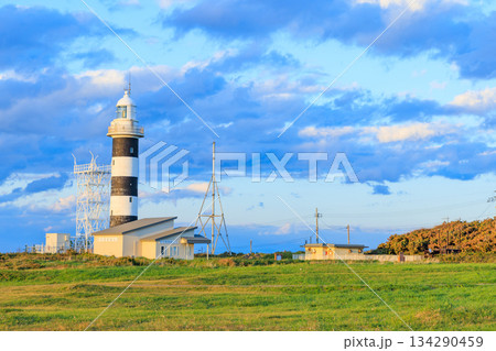 夕刻時の秋の入道埼灯台　秋田県男鹿市 134290459