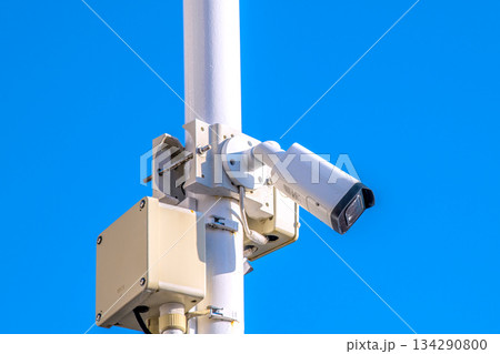 日本の横浜都市景観 街角の防犯カメラ。中古車販売店を見守る目…=横浜市内 日本の横浜都市景観 街角の防犯カメラ。中古車販売店を見守る目…=横浜市内 134290800