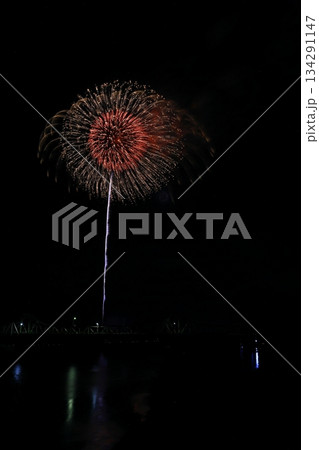 水面に映る花火 水面に映る花火 134291147
