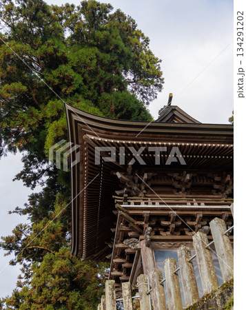 木々に囲まれた神社の楼門 134291202