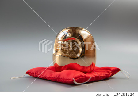 黄金色のだるまの置物 黄金色のだるまの置物 134291524