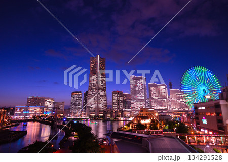 ナビオス横浜から見たみなとみらいの夜景（神奈川県横浜市） 134291528